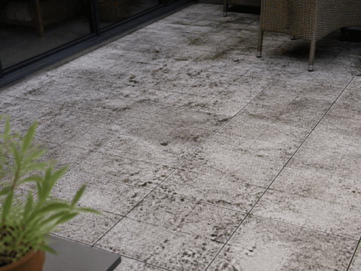 Comment nettoyer une terrasse en béton noircie et retrouver un sol propre