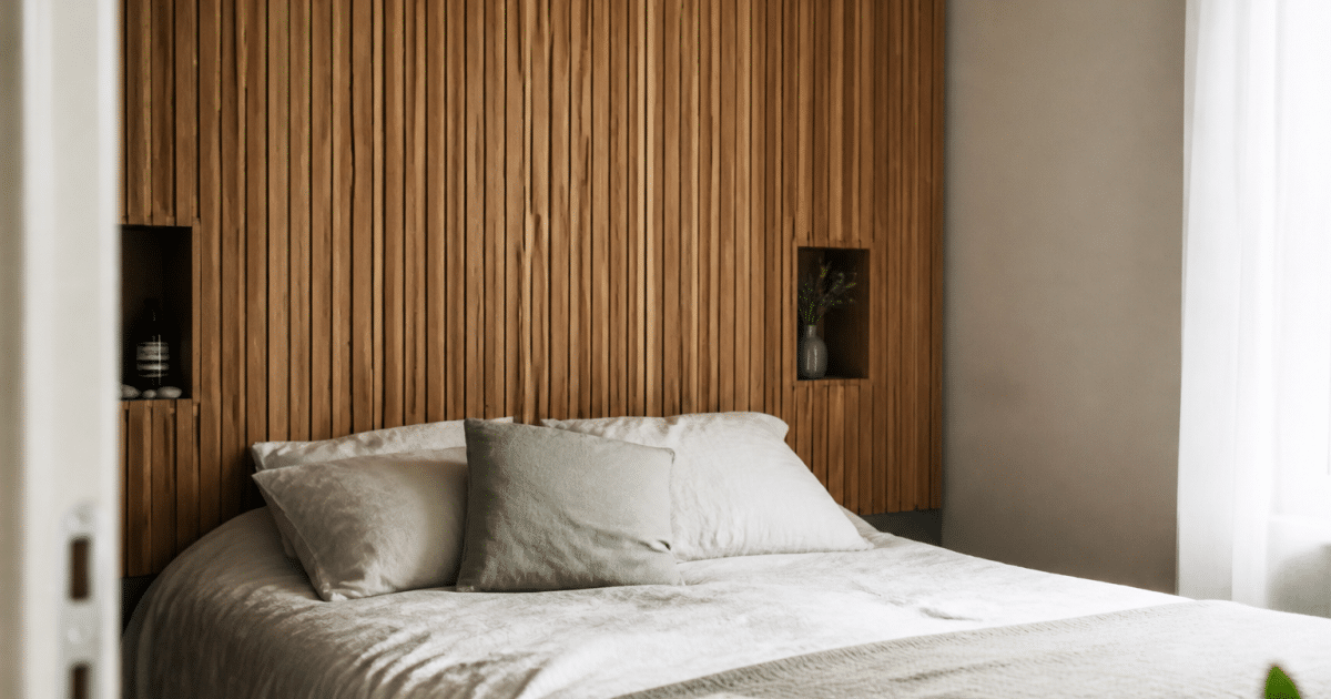 Panneau bois vertical derriere lit avec niches integrees