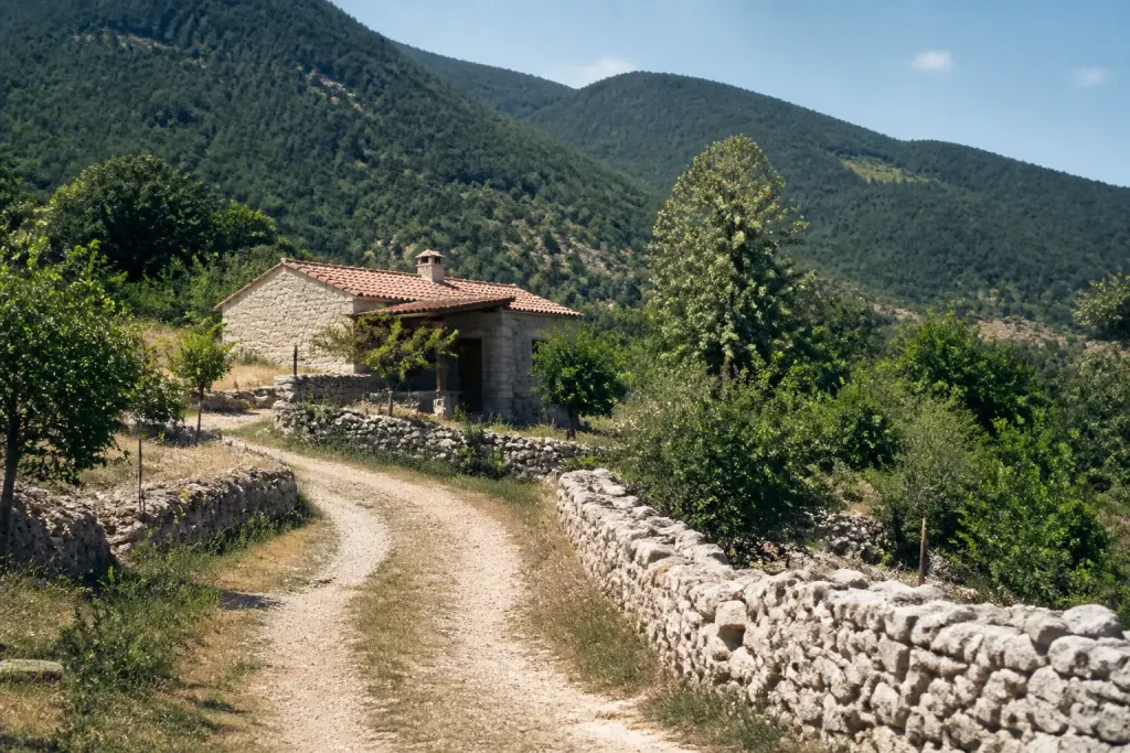 Habitation isolee chemin montagne region rurale tranquille