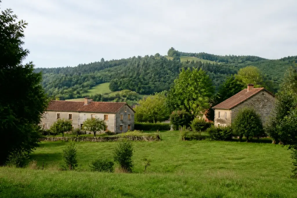 Petits villages ruraux avec maisons anciennes et champs verts