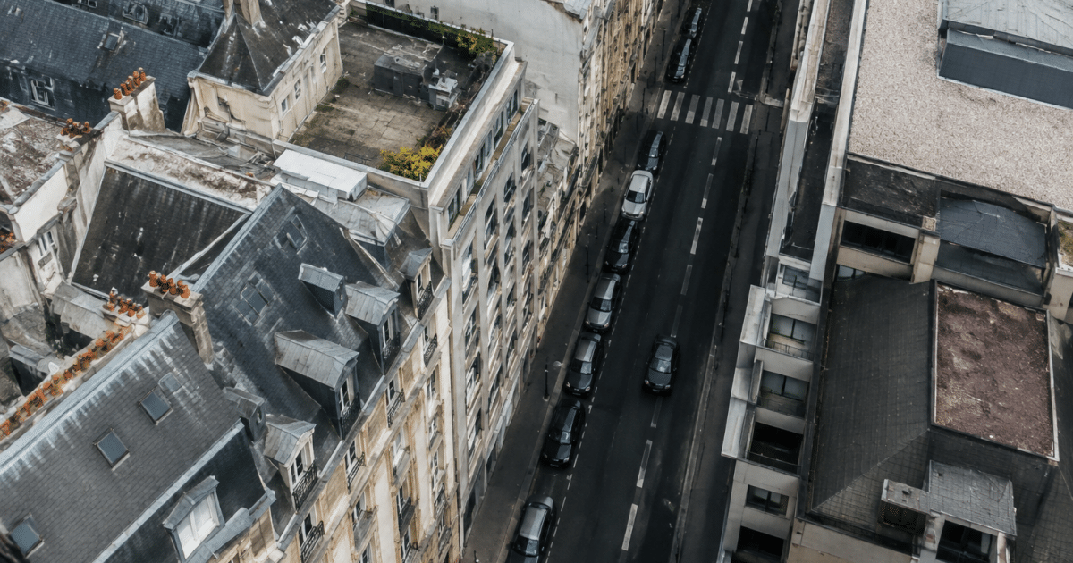 Vue aerienne de rues urbaines delimitees par des batiments densifies