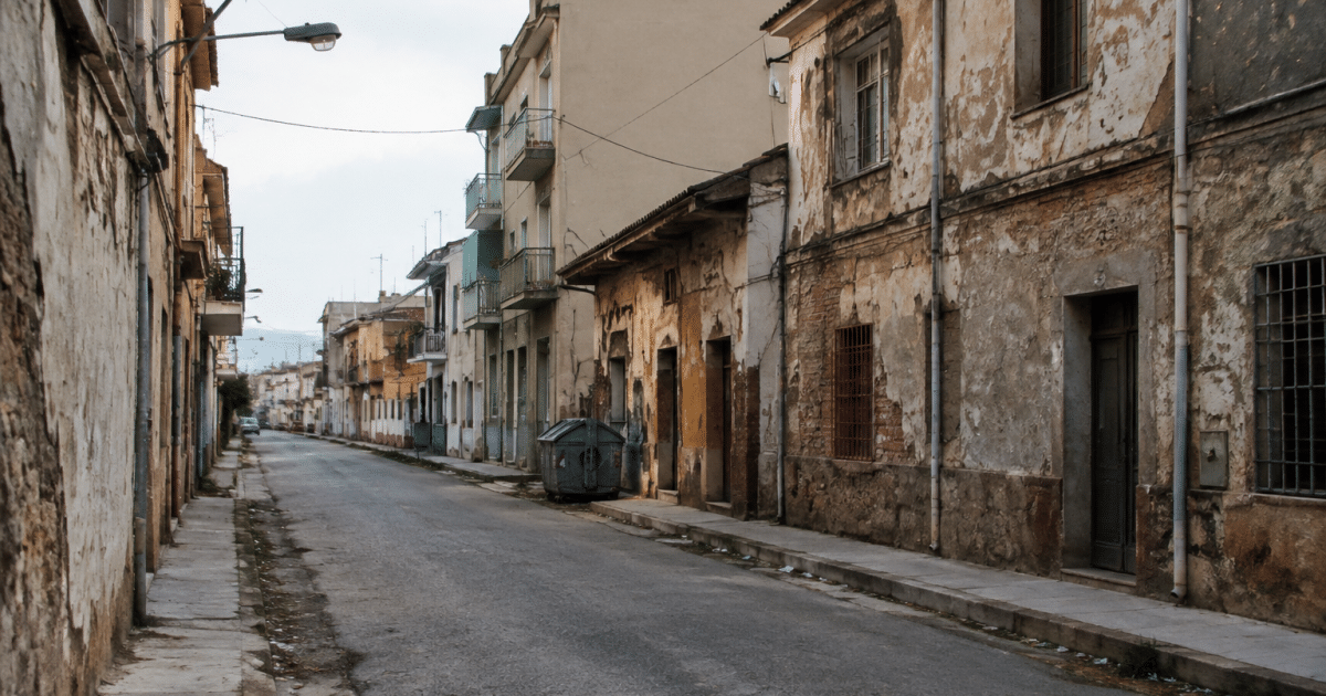 Rues desertes de quartier urbain avec batiments degrades