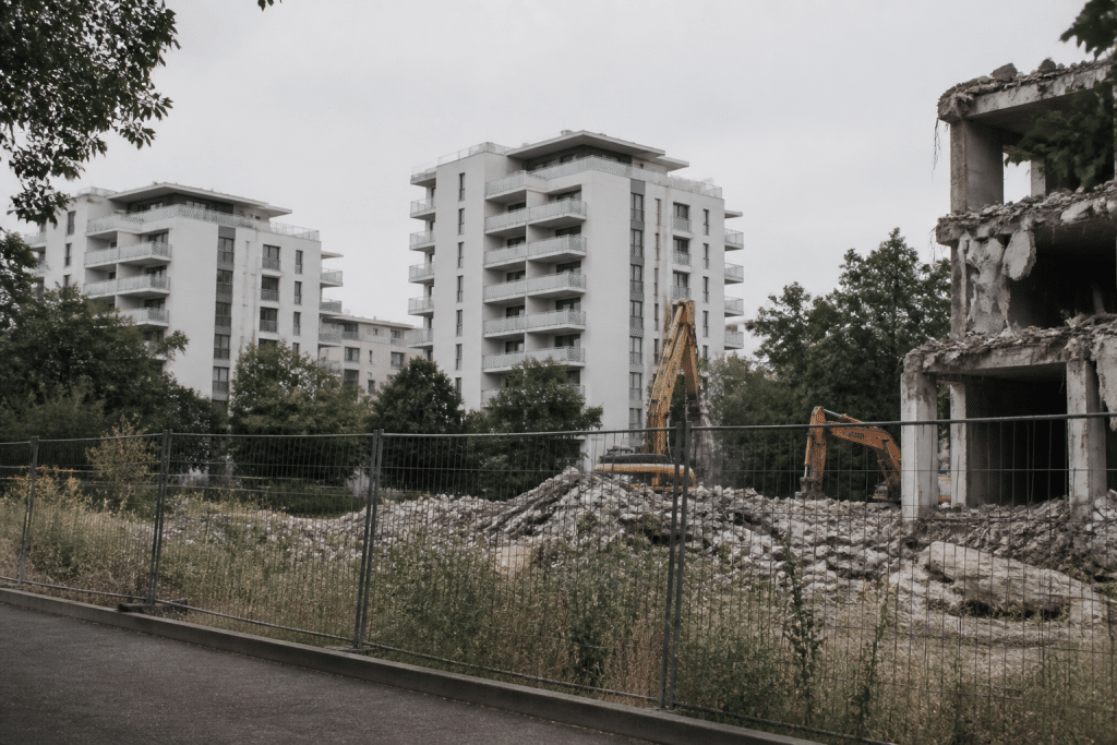 Chantier de démolition avec grues et nouveaux immeubles residentiels