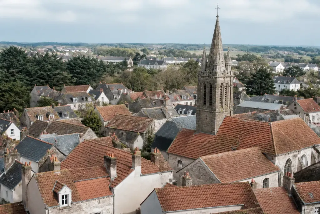 Bourg breton vu du ciel, clocher et toits rouges