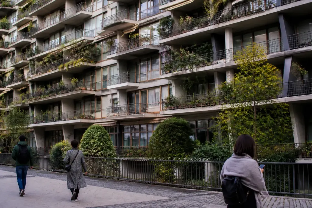 Immeubles collectifs serres avec balcons fleuris et passants