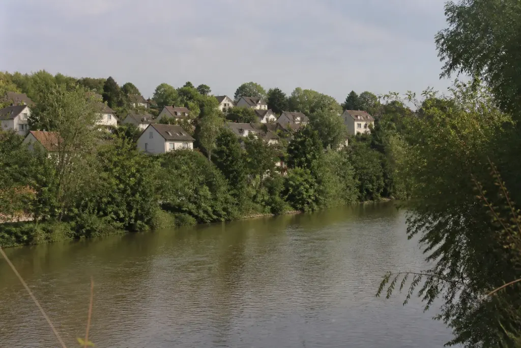 Riviere Moselle bordant zone dense lotissements verts