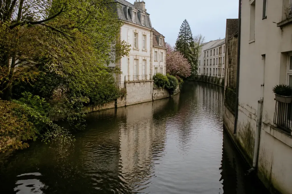 Riviere traversant quartiers residentiels du centre ville normand