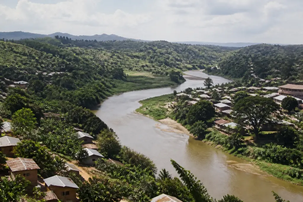Riviere serpentant dans une vallee habitee