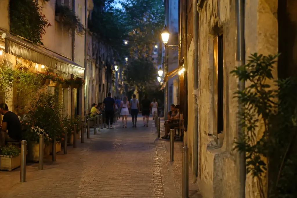 Rue eclairee soiree commerces et facades