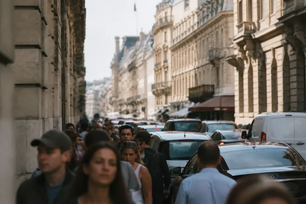 Scene urbaine avec trafic automobile et nombreux pietons