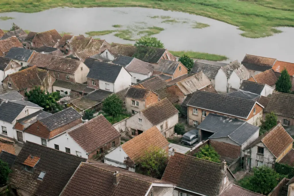 Vue aerienne de maisons serrees pres d'un marais