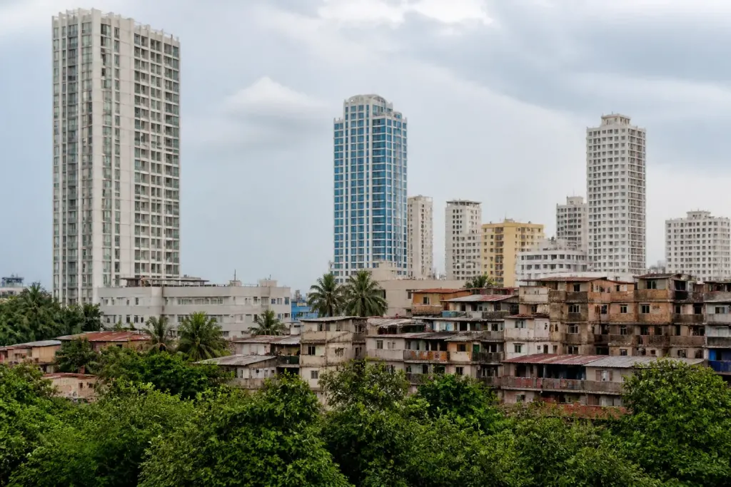 Differentes zones urbaines avec batiments et paysages contrastes